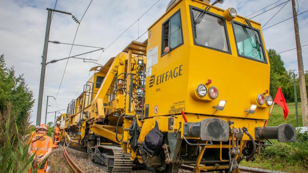 Photo d’équipes Eiffage intervenant sur la voie ferrée