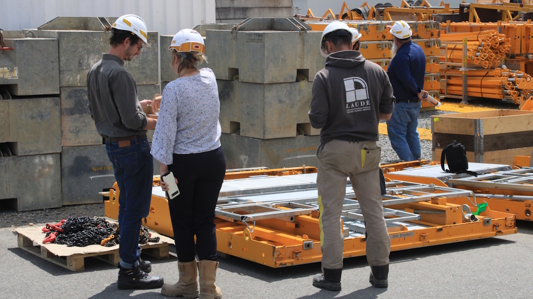 Photo d’ouvriers utilisant du matériel portatif sur chantier