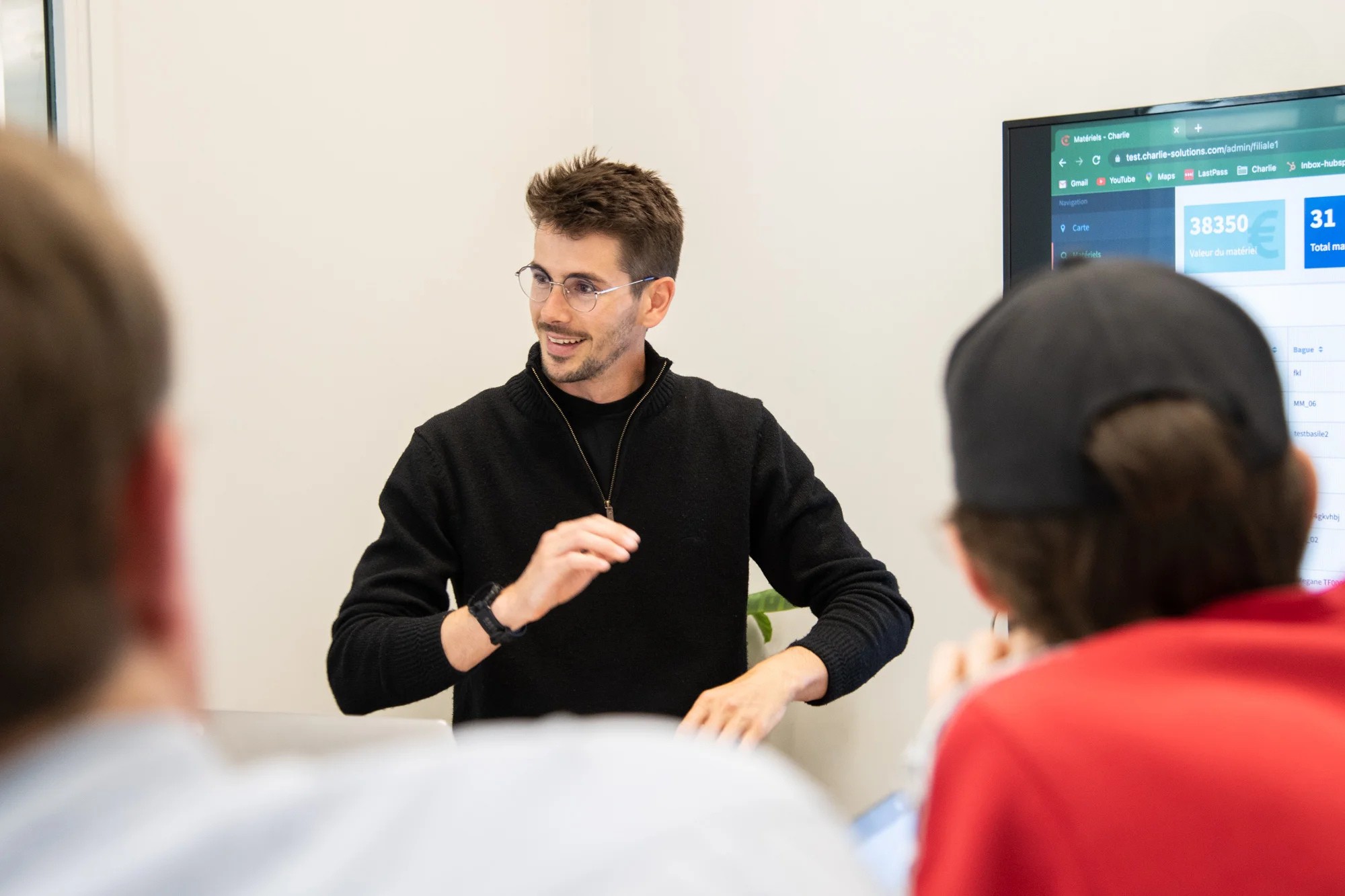 Photographie du CTPO Basile Melchior en pleine animation d'une réunion.