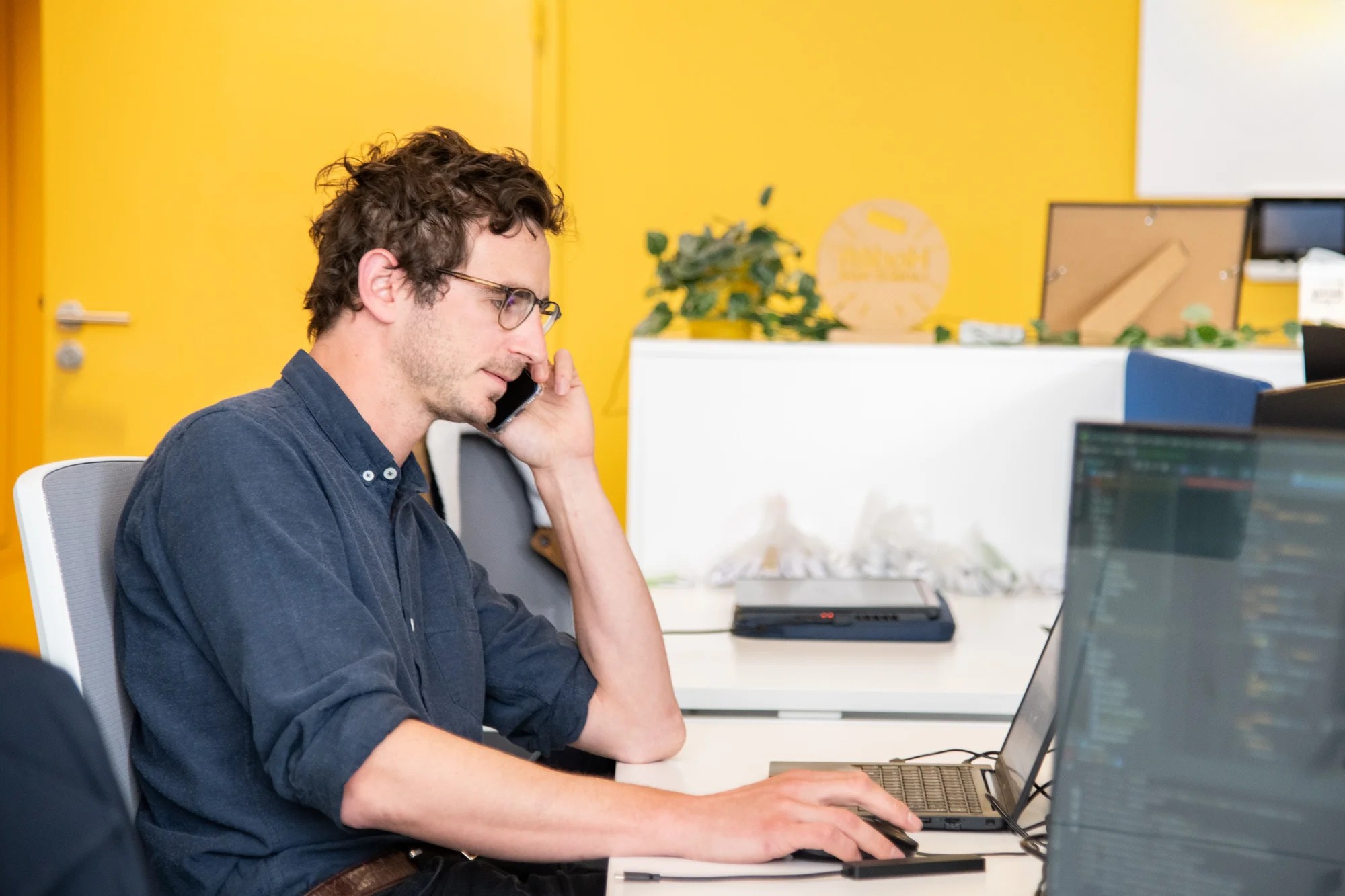 Photographie de Romain Mariani, COO travaillant sur ordinateur