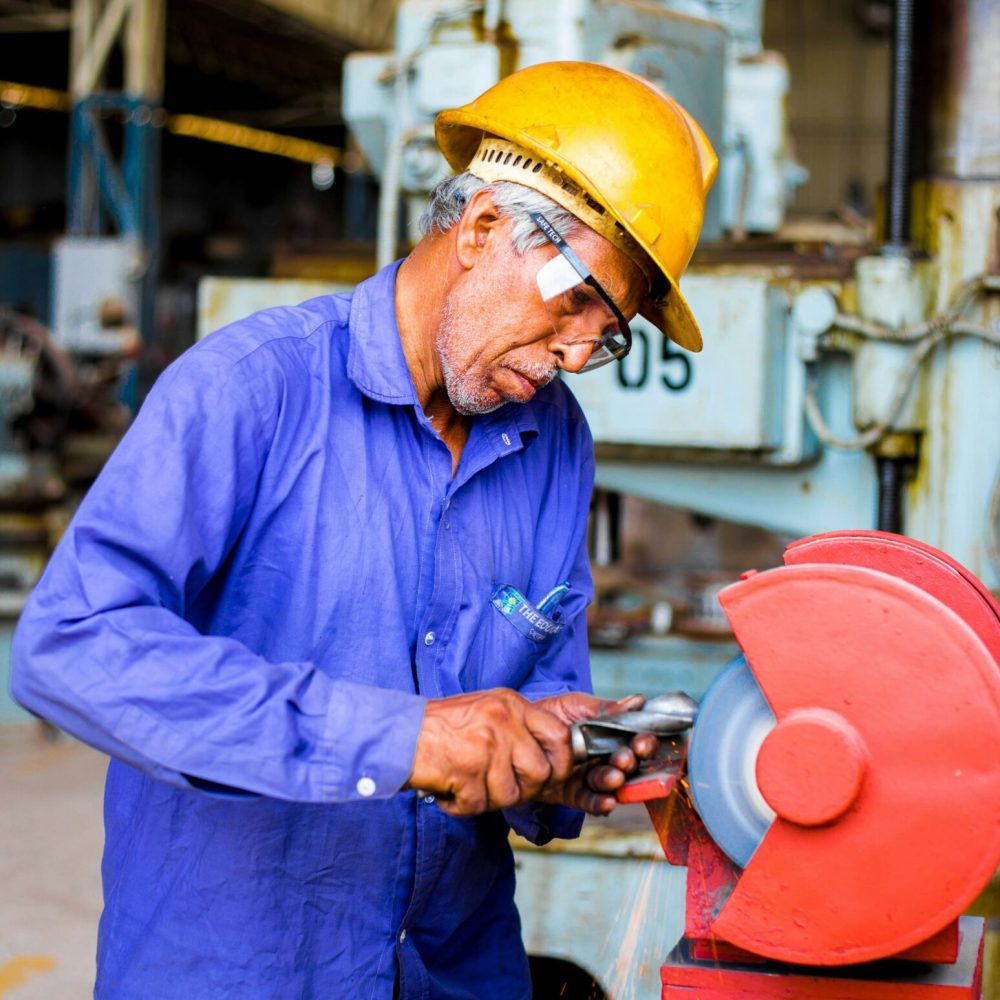 Illustration des défis de suivi et de conformité en maintenance industrielle